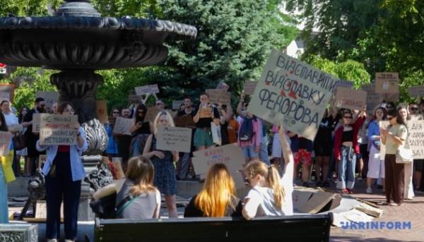 Другий день протестів: у Києві та інших містах люди вийшли на підтримку Федорова 7 Другий день протестів: у Києві та інших містах люди вийшли на підтримку Федорова 7
