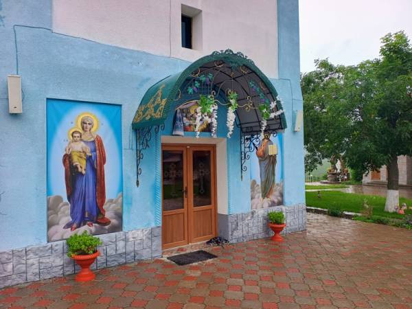 Хто першим прикрасить хрест, той незабаром одружиться. 18 Хто першим прикрасить хрест, той незабаром одружиться. 18