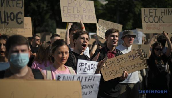 У Києві та інших містах люди протестують проти відставки Федорова 25 У Києві та інших містах люди протестують проти відставки Федорова 25