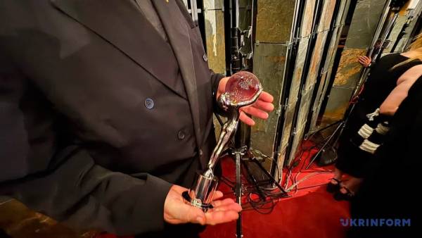Стрічка «Збір фруктів» здобула «Кришталевий глобус» на кінофестивалі у Карлових Варах 8