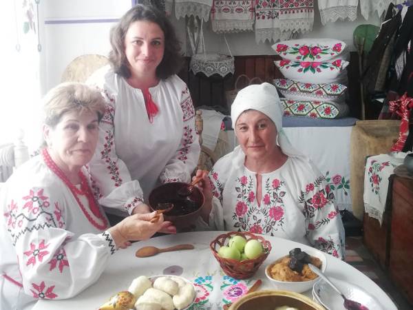 На городі чорна бузина, на столі чорносмородиновий лікер 18 На городі чорна бузина, на столі чорносмородиновий лікер 18