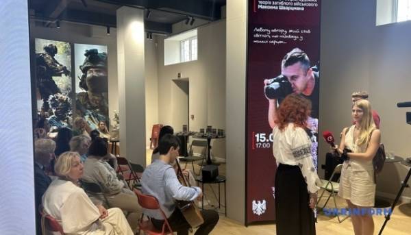 У Чернівцях представили видання, присвячене телеоператору Максиму Шварцману, який загинув під час бойових дій. 7 У Чернівцях представили видання, присвячене телеоператору Максиму Шварцману, який загинув під час бойових дій. 7