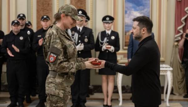 Зеленський зустрівся з поліцейськими та відзначив їх державними нагородами 9 Зеленський зустрівся з поліцейськими та відзначив їх державними нагородами 9