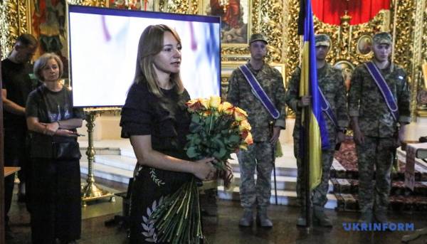 У Києві попрощалися з комунікаційницею УДО Валентиною Савіцькою, яка загинула внаслідок удару РФ 34 У Києві попрощалися з комунікаційницею УДО Валентиною Савіцькою, яка загинула внаслідок удару РФ 34