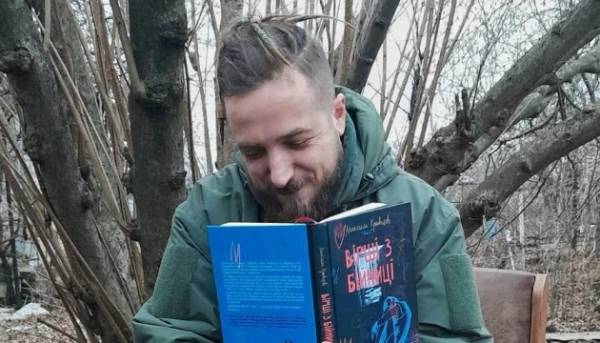 Видавництво у Великій Британії готує до друку поетичну добірку Максима Кривцова.