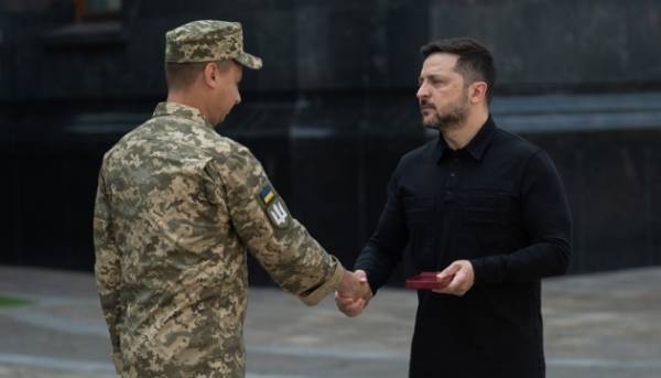 Зеленський нагородив воїнів армійської авіації 16 Зеленський нагородив воїнів армійської авіації 16