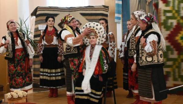 ГОЛОВНА 38 Створення вінка з пір’я в прикарпатському селі внесли до списку нематеріальної культурної…