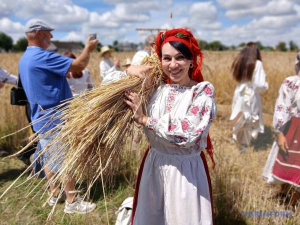«Зажинки»: перші зібрані з поля колоски відклали для різдвяного дідуха 22