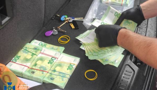 ГОЛОВНА 30 Чиновницю Торгово-промислової палати підозрюють у вимаганні €100 тисяч у виробника дронів