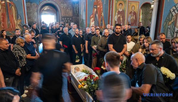 У Києві попрощалися з комунікаційницею УДО Валентиною Савіцькою, яка загинула внаслідок удару РФ 35 У Києві попрощалися з комунікаційницею УДО Валентиною Савіцькою, яка загинула внаслідок удару РФ 35