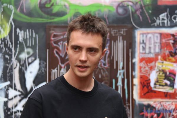 Персонажі книжки «Місто» розвиваються на тлі війни та електронних ритмів. 13 Персонажі книжки «Місто» розвиваються на тлі війни та електронних ритмів. 13