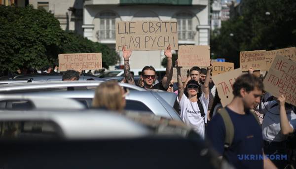 У Києві та інших містах люди протестують проти відставки Федорова 24 У Києві та інших містах люди протестують проти відставки Федорова 24