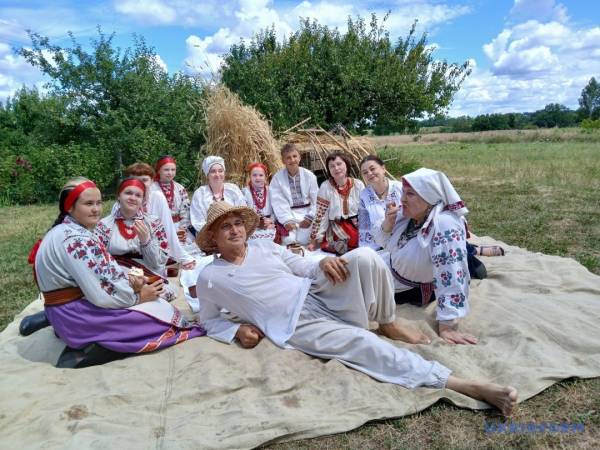 «Зажинки»: перші зібрані з поля колоски відклали для різдвяного дідуха 24
