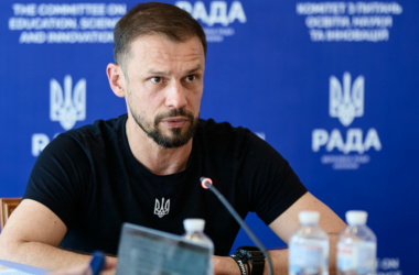 ГОЛОВНА 54 Голова парламентського комітету попередив про загрозу падіння стандартів у вищій…