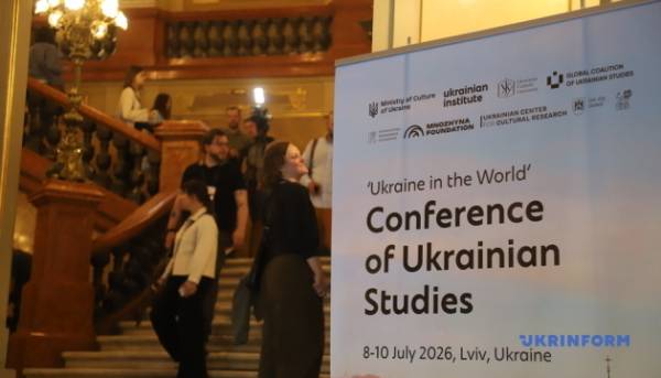 Українські освітні напрямки перетворюються на глобальний простір, що об'єднує різні галузі знань – зазначає Зеленська. 15