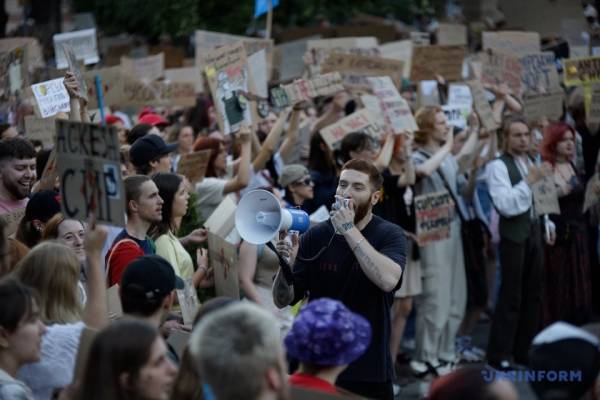 У Києві та інших містах вже п’ятий день тривають протести 50 У Києві та інших містах вже п’ятий день тривають протести 50
