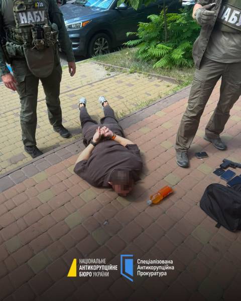 $1 мільйон, щоб не екстрадували в Росію: НАБУ і САП оголосили підозру чоловіку, який вимагав хабар 7 $1 мільйон, щоб не екстрадували в Росію: НАБУ і САП оголосили підозру чоловіку, який вимагав хабар 7