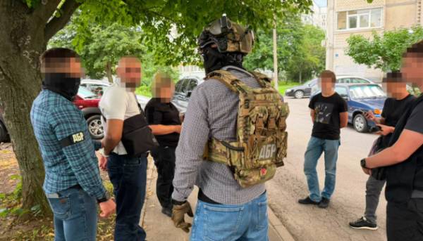 «Продай квартиру й задонать мені»: затримали офіцера, який вимагав $10 тисяч у військового в СЗЧ