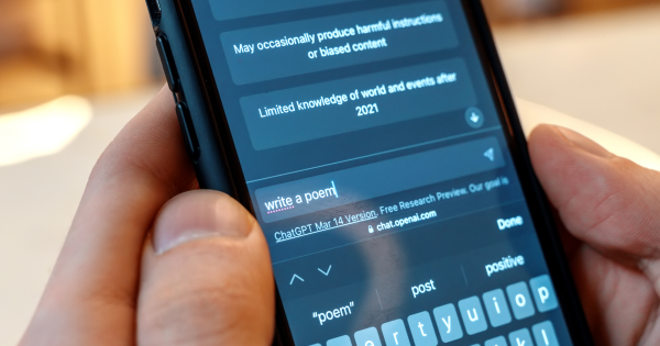ChatGPT не буде вдаватися до флірту або обговорювати самогубство з неповнолітніми. Штучний інтелект буде перевіряти вік користувачів.
