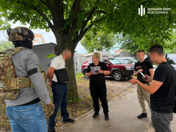 «Продай квартиру й задонать мені»: затримали офіцера, який вимагав $10 тисяч у військового в СЗЧ 7 «Продай квартиру й задонать мені»: затримали офіцера, який вимагав $10 тисяч у військового в СЗЧ 7