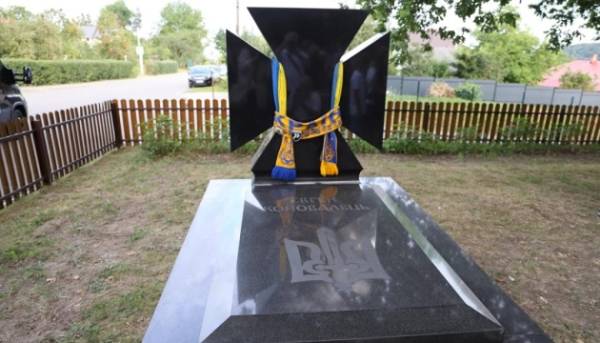 Пам’ятник з могили Євгена Коновальця у Роттердамі прибув на Львівщину