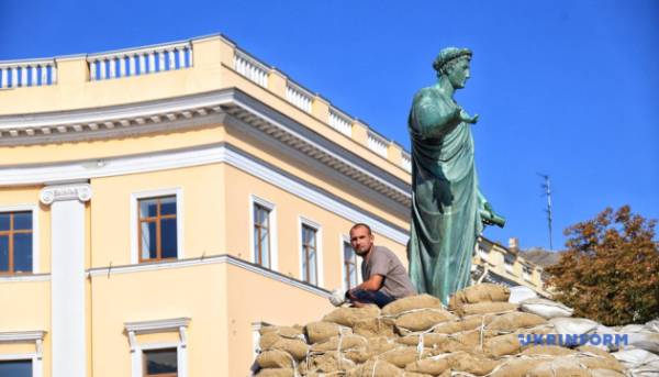 Пам'ятник Дюку де Рішельє в Одесі розкрили для огляду, на монументі виявили ознаки корозії. 16
