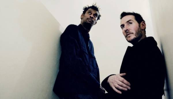 Британській групі Massive Attack заборонили виступати в Сінгапурі, оскільки вони вивісили палестинський прапор.