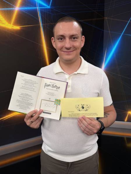 Джоан Ролінґ надіслала книгу та листа оборонцю, який переказував її романи про Гаррі Поттера під час ув'язнення. 5 Джоан Ролінґ надіслала книгу та листа оборонцю, який переказував її романи про Гаррі Поттера під час ув'язнення. 5