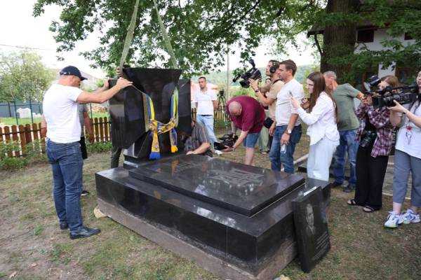Пам’ятник з могили Євгена Коновальця у Роттердамі прибув на Львівщину 27 Пам’ятник з могили Євгена Коновальця у Роттердамі прибув на Львівщину 27