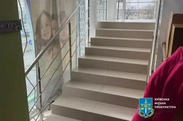 У дошкільному навчальному закладі Києва, де зафіксовано випадок падіння дитини зі сходів, вихователі та керівниця мали фальшиві медичні книжки 4 У дошкільному навчальному закладі Києва, де зафіксовано випадок падіння дитини зі сходів, вихователі та керівниця мали фальшиві медичні книжки 4