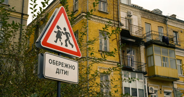 У столиці розмістили дорожні знаки, на яких присутні діти з інвалідністю.