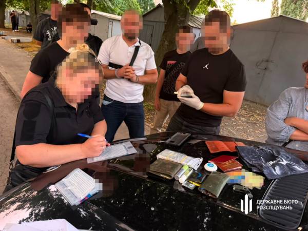 «Продай квартиру й задонать мені»: затримали офіцера, який вимагав $10 тисяч у військового в СЗЧ 6 «Продай квартиру й задонать мені»: затримали офіцера, який вимагав $10 тисяч у військового в СЗЧ 6