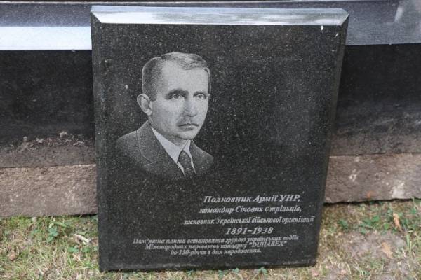 Пам’ятник з могили Євгена Коновальця у Роттердамі прибув на Львівщину 24 Пам’ятник з могили Євгена Коновальця у Роттердамі прибув на Львівщину 24
