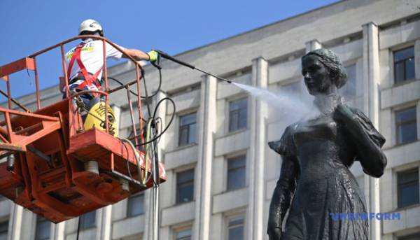 Пам'ятник Лесі Українці в Києві зазнав очищення. 22