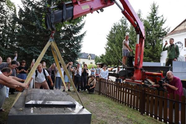 Пам’ятник з могили Євгена Коновальця у Роттердамі прибув на Львівщину 26 Пам’ятник з могили Євгена Коновальця у Роттердамі прибув на Львівщину 26
