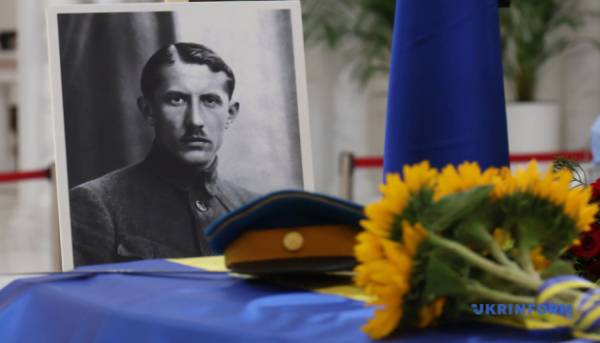 У Києві провели заупокійну службу по Євгену Коновальцю