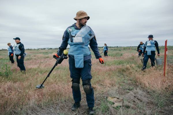 Знешкодження мін: як Україна плекає надію на майбутній врожай 42 Знешкодження мін: як Україна плекає надію на майбутній врожай 42