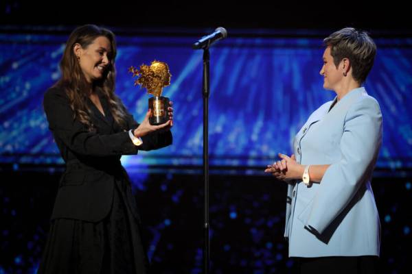 Мрії переможниці Global Teacher Prize Ukraine 2026: зізнання Світлани Меркулової 21 Світлана Меркулова з нагородою